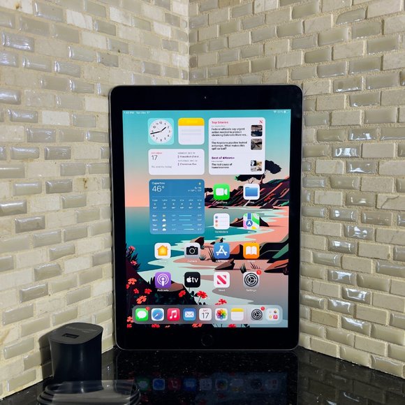 Apple iPad 5th Gen 128GB Wi-Fi 9.7in Space Gray w/ iOS 16 Installed - Picture 4 of 6